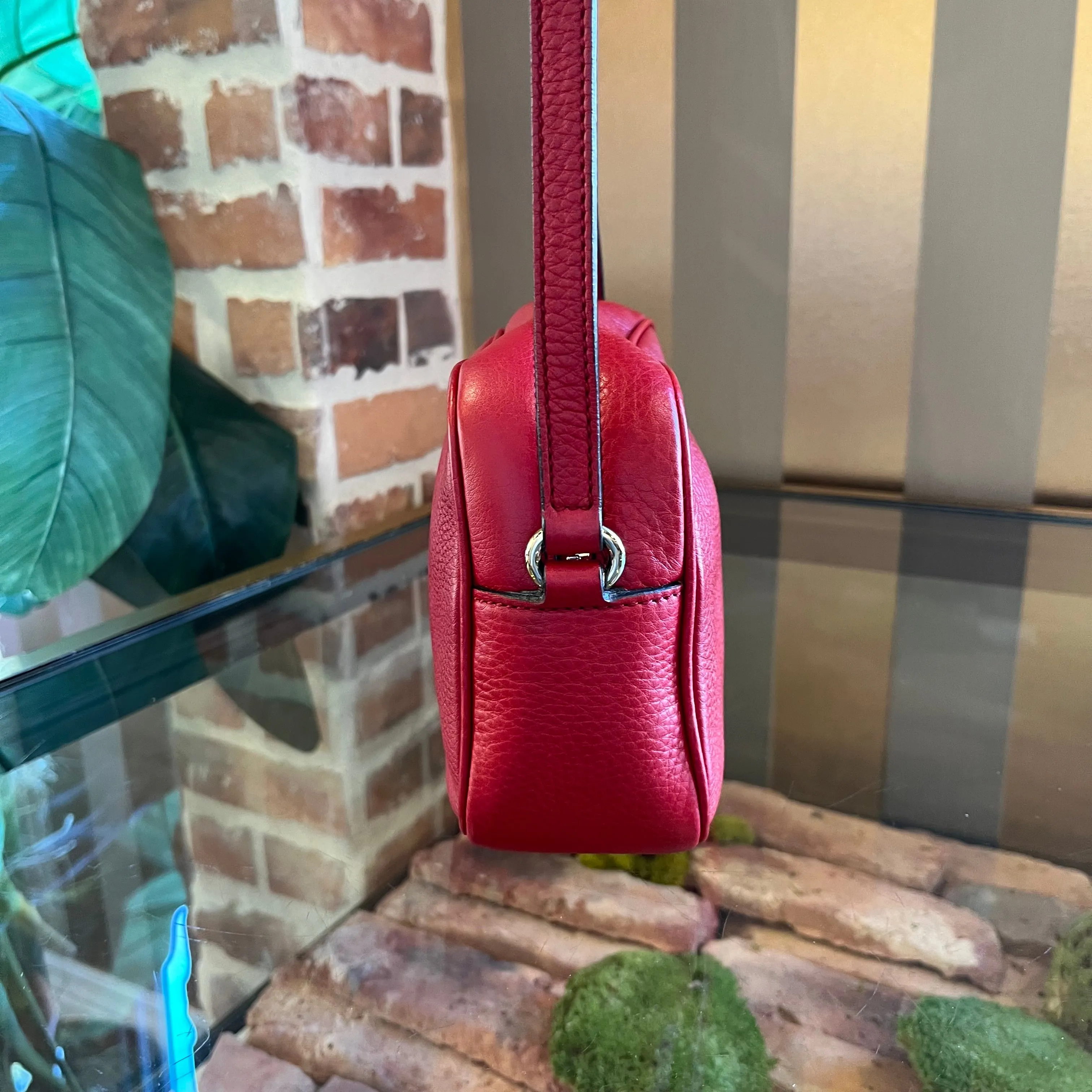 GUCCI Soho Small Hibiscus Red Grained Leather Crossbody