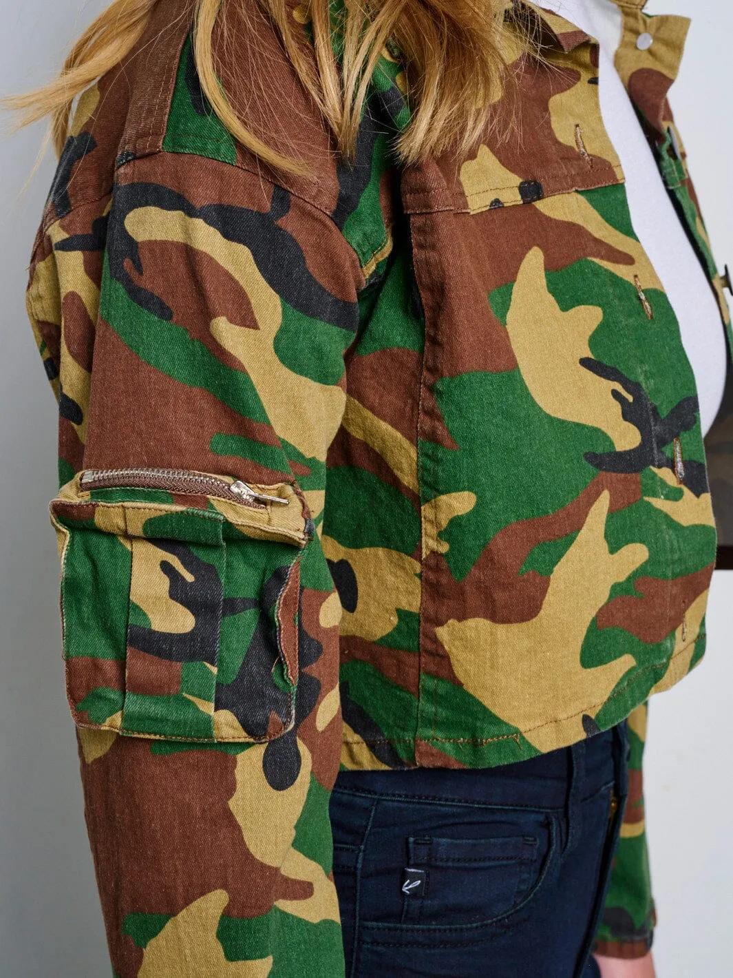WOMEN'S LONG SLEEVE POCKETS CAMO PRINT DENIM HIGH-LOW CROP JACKET